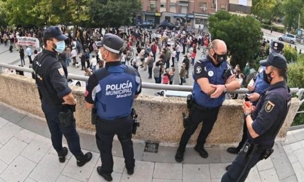 La Policía termina concentración realizada por la sanidad pública frente a la Asamblea de Madrid