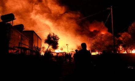 Un fuerte incendio acaba con el campo de refugiados  de Moria en la isla griega de Lesbos