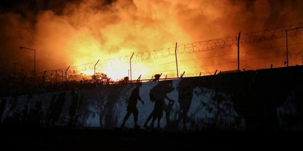 un-fuerte-incendio-acaba-con-el-campo-de-refugiados –de-moria-en-la-isla-griega-de-lesbos-llamas-fuego-aliadoinformativo.com