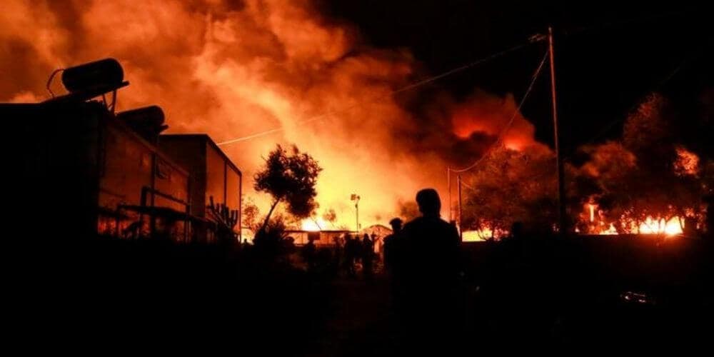 Un fuerte incendio acaba con el campo de refugiados  de Moria en la isla griega de Lesbos
