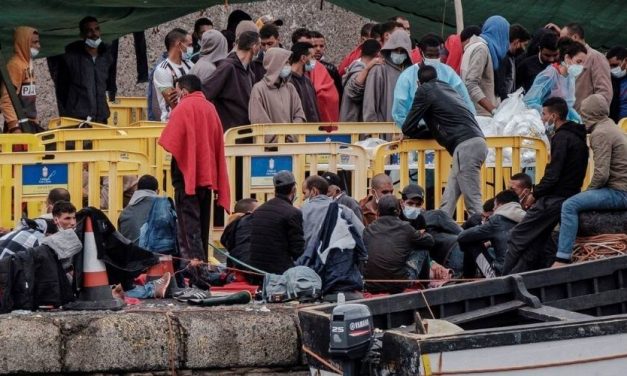 Al menos 200 migrantes expulsados del campamento del  Arguineguín serán acogidos por el Gobierno