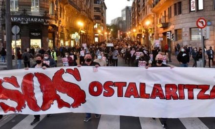 Empresarios del sector de la hostelería salen a protestar en contra de las nuevas restricciones