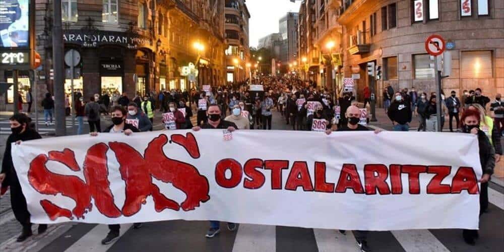 Empresarios del sector de la hostelería salen a protestar en contra de las nuevas restricciones