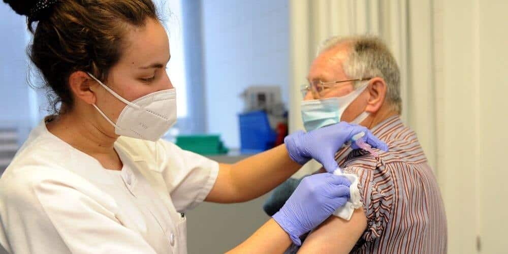 Remesa de vacunas para personas mayores y sanitarios en castilla y León