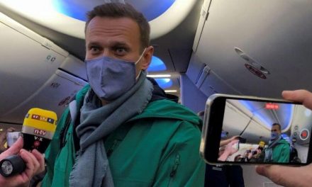 Arrestan a Navalny en MoscÃº tras haber regresado de Alemania, luego de su recuperaciÃ³n