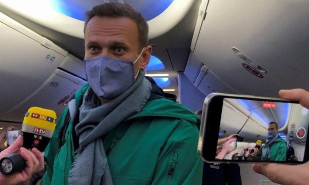 Arrestan a Navalny en Moscú tras haber regresado de Alemania, luego de su recuperación