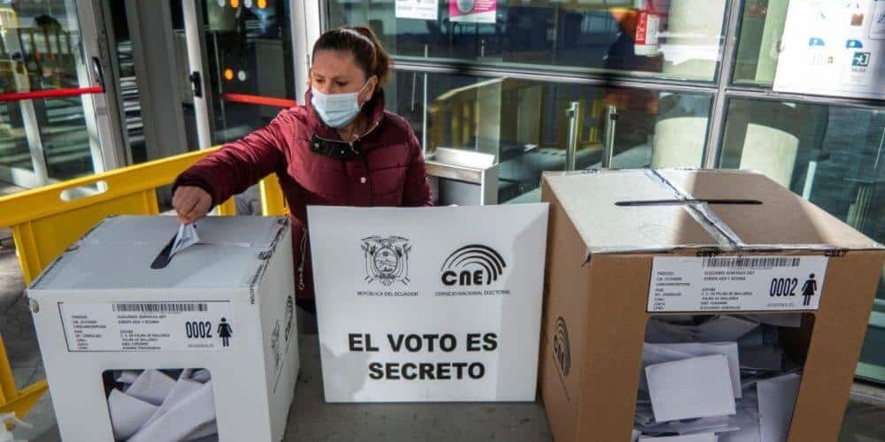 arauz-gana-las-elecciones-presidenciales-en-ecuador-pero-tendra-que-ir-a-una-segunda-vuelta-ecuatorianos-votando-centro-de-votaciones-aliadoinformativo.com
