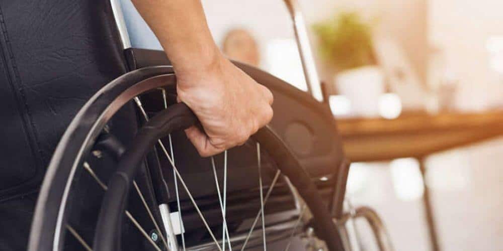 cuales-son-los-requisitos-para-cobrar-pension-por-discapacidad-en-españa-silla-de-ruedas-aliadoinformativo.com