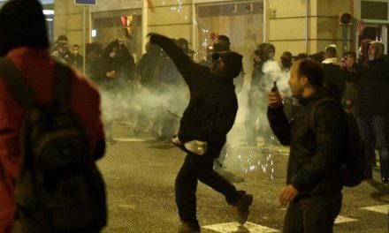 Disturbios en Cataluña dejó altercados entre policías y manifestantes por el arresto de Pablo Hasel