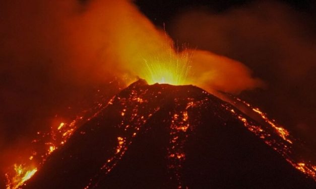 Volcán Etna en erupción violenta deja toda Catania cubierta de cenizas