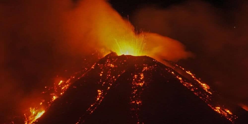 Volcán Etna en erupción violenta deja toda Catania cubierta de cenizas