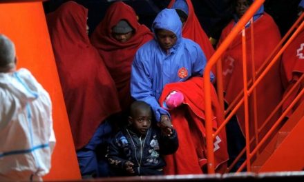 Al menos 15 inmigrantes murieron al naufragar un bote neumático frente Libia