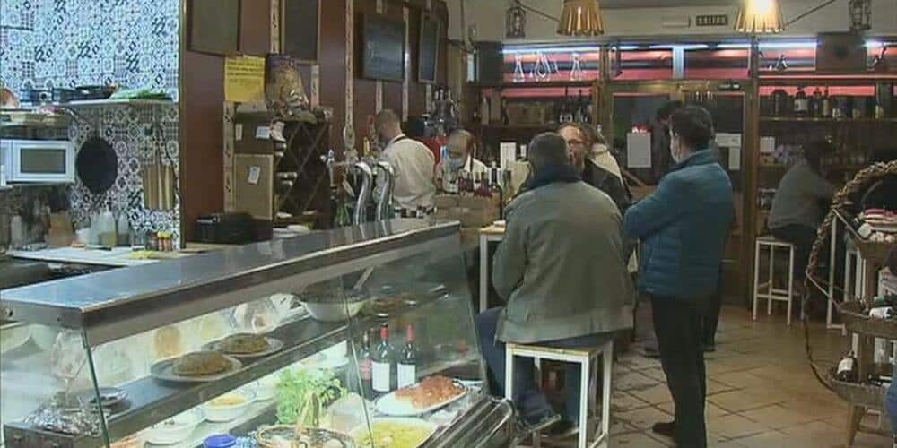 Sanidad piensa cerrar el interior de restaurantes y bares tras incidencia de 150 casos