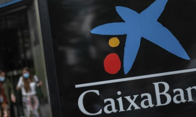 CaixaBank anunció un recorte de su plantilla en 8.291 personas y cierre de 1.534 oficinas en todo el país