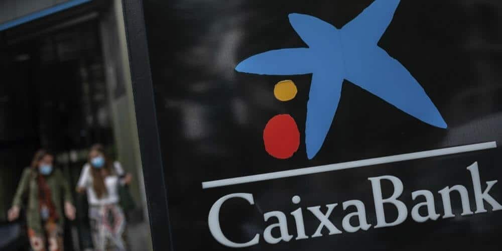 CaixaBank anunció un recorte de su plantilla en 8.291 personas y cierre de 1.534 oficinas en todo el país