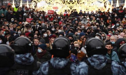 En Moscú miles de personas protestan para exigir que liberen a Navalny