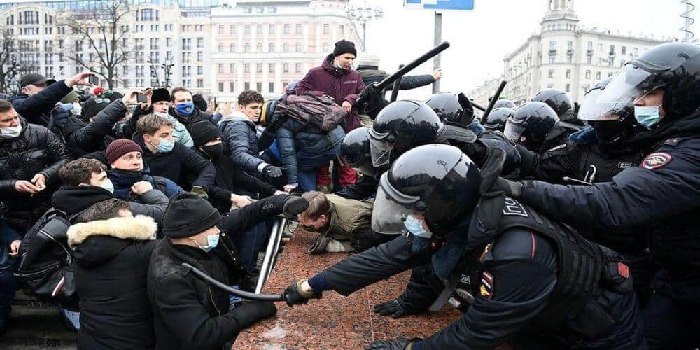 en-moscu-miles-de-personas-protestan-para-exigir-que-liberen-a-navalny-protestas-disturbios-aliadoinformativo.com