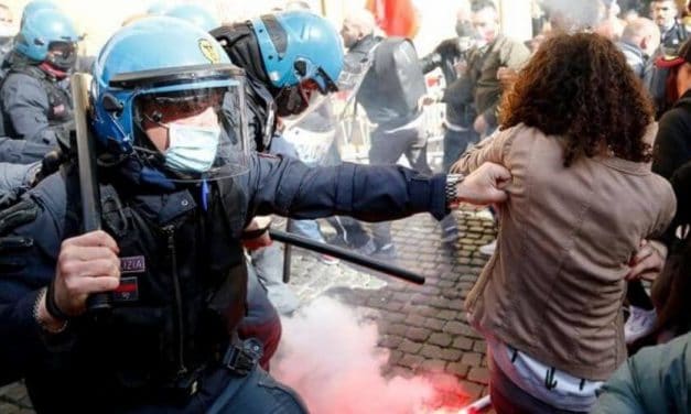 Enfrentamiento en Roma entre policías y manifestantes por cierre de comercios por la pandemia