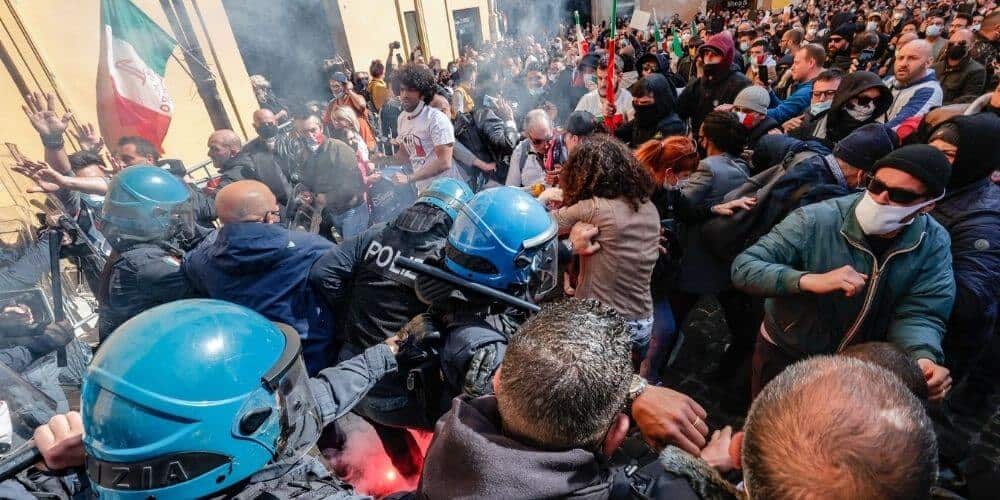 enfrentamiento-en-roma-entre-policias-y-manifestantes-por-cierre-de-comercios-por-la-pandemia-protesta-represion-italia-aliadoinformativo.com