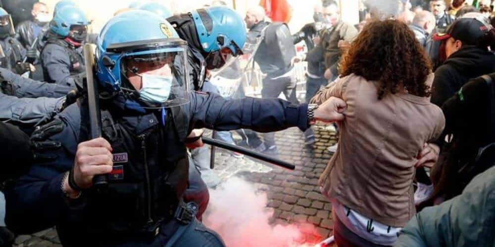Enfrentamiento en Roma entre policías y manifestantes por cierre de comercios por la pandemia