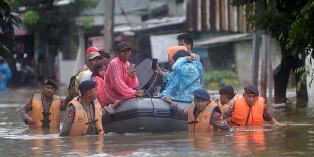 inundaciones-y-deslizamientos-de-tierra-en-indonesia-y-timor-oriental-dejan-unos-70-muertos-equipo-de-rescate-aliadoinformativo.com