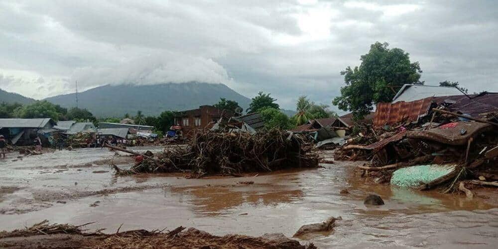 Inundaciones y deslizamientos de tierra en Indonesia y Timor Oriental dejan unos 70 muertos