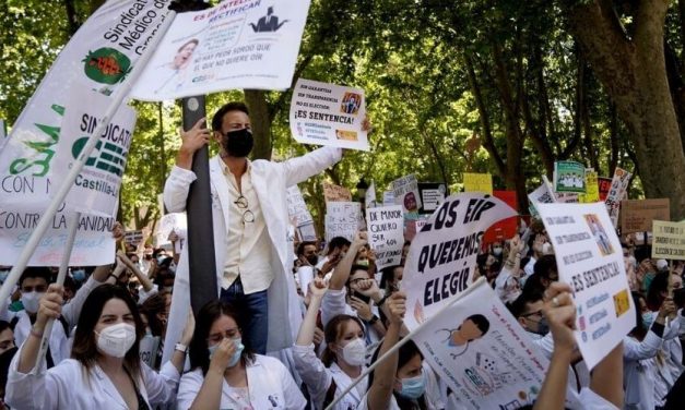 Aspirantes a la prueba de MIR hacen protesta frente a Sanidad contra la telemática de elección de plazas