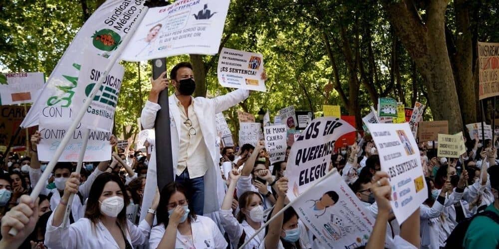 Aspirantes a la prueba de MIR hacen protesta frente a Sanidad contra la telemática de elección de plazas