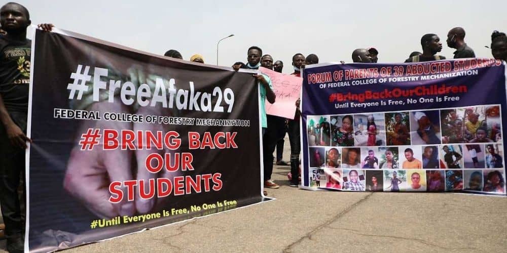 fueron-liberados-unos-29-estudiantes-nigerianos-que-estaba-secuestrados-desde-marzo-familiares-protesta-aliadoinformativo.com