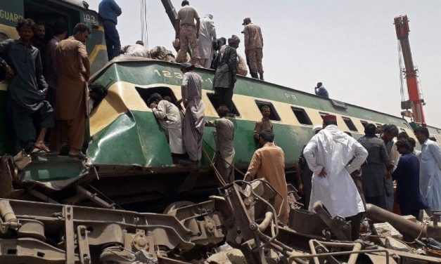 Choque de trenes en Pakistán deja un total de 40 personas muertas y un centenar heridas