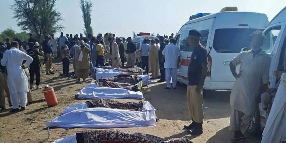 choque-de-trenes-en-pakistan-deja-un-total-de-40-personas-muertas-y-un-centenar-heridas-fallecidos-en-el-piso-aliadoinformativo.com