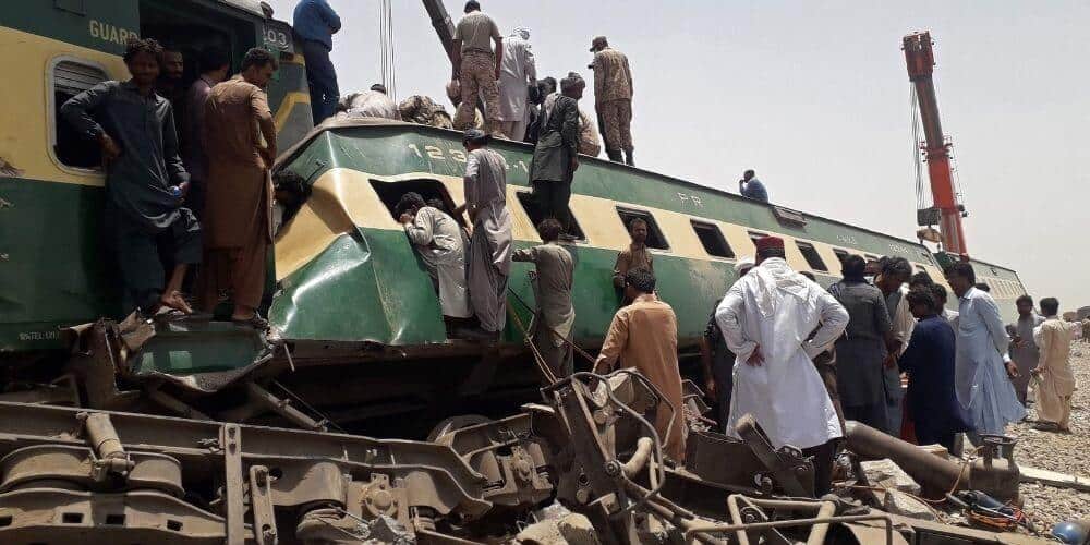 Choque de trenes en Pakistán deja un total de 40 personas muertas y un centenar heridas