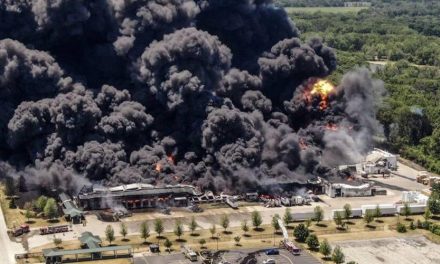 Explosión en fábrica de EE.UU provoca incendio de gran magnitud y evacúan a cientos de personas