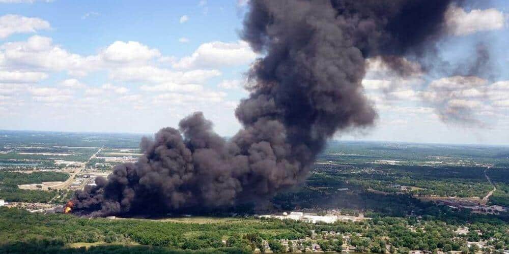 explosion-en-fabrica-de-EEUU-provoca-incendio-de-gran-magnitud-y-evacuan-a-cientos-de-personas-columna-de-humo-aliadoinformativo.com