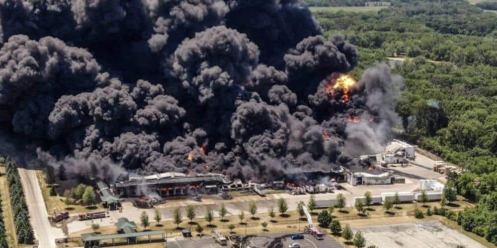 Explosión en fábrica de EE.UU provoca incendio de gran magnitud y evacúan a cientos de personas