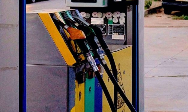 Precio de la gasolina va por el mismo camino de la luz y dispara sus precios a casi el 15%