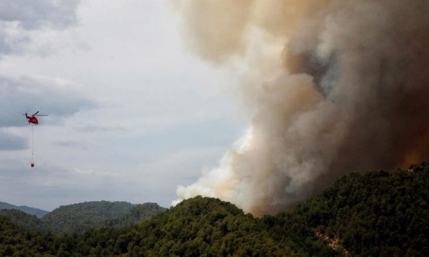 Aún continúan los intentos por tratar de extinguir el fuego en Cataluña, Albacete y Huelva