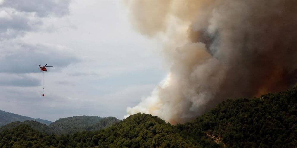 Aún continúan los intentos por tratar de extinguir el fuego en Cataluña, Albacete y Huelva