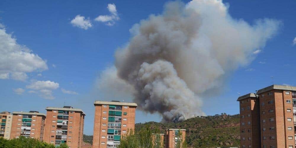 bomberos-intentan-apagar-el-incendio-que-se-origino-en-el-municipio-barcelones-de-castellvi-de-rosanes-columna-de-humo-aliadoinformativo.com