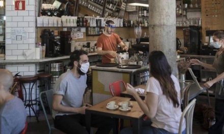 Francia exige certificado del virus en cafés y transporte tras aumento de los contagios