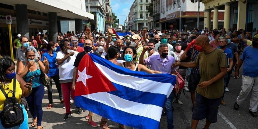 Pueblo de Cuba toma las calles en una protesta histórica contra el régimen