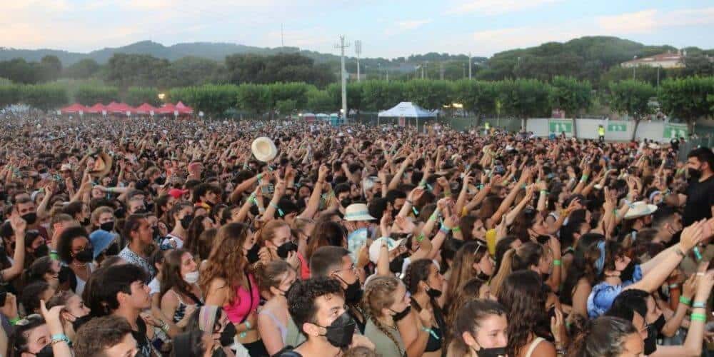 al-menos-2200-personas-se-contagiaron-con-el-virus-en-festivales-musicales-durante-el-mes-de-julio-en-cataluña-vida-canet-cock-cruïlla-aliadoinformativo.com
