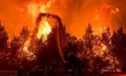 Continúan incendios forestales en Gracia rodeando los pueblos de la isla de Evia