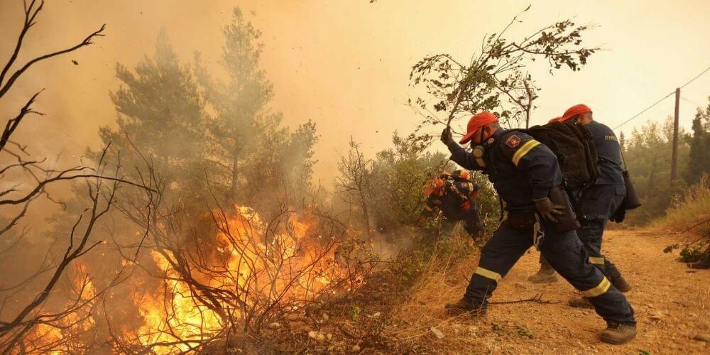 continuan-incendios-forestales-en-gracia-rodeando-los-pueblos-de-la-isla-de-evia-equipo-de-bomberos-aliadoinformativo.com