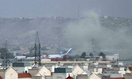 Doble atentado en el exterior del aeropuerto de Kabul deja 13 muertos y 60 heridos