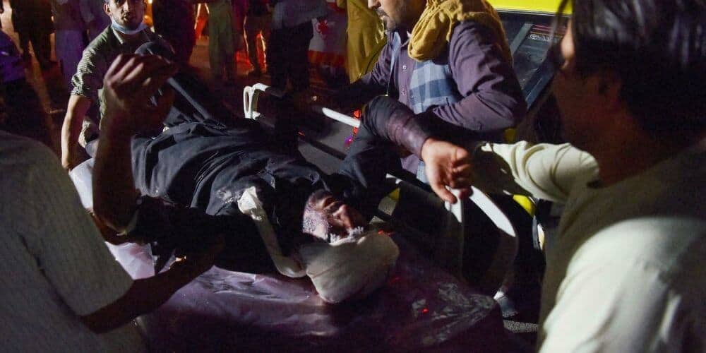 doble-atentado-en-el-exterior-del-aeropuerto-de-kabul-deja-13-muertos-y-60-heridos-explosion-persona-herida-aliadoinformativo.com