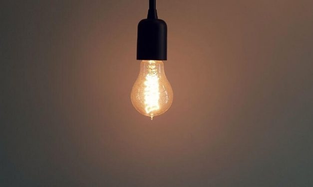Precio de la luz sigue batiendo récord, esta vez con 216 euros MWh este viernes