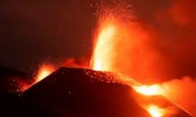 La lava de una de las coladas está llegando al barrio de La Laguna