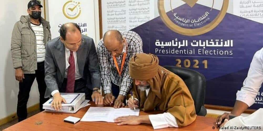 hijo-de-gadafi-presento-su-candidatura-para-las-elecciones-presidenciales-en-libia-firmando-candidatura-aliadoinformativo.com