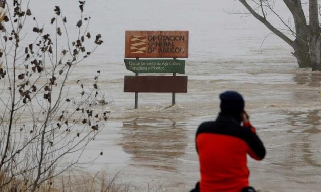 Crecida del río Ebro llega a Zaragoza luego de enfrentar fuertes inundaciones al pasar por Navarra